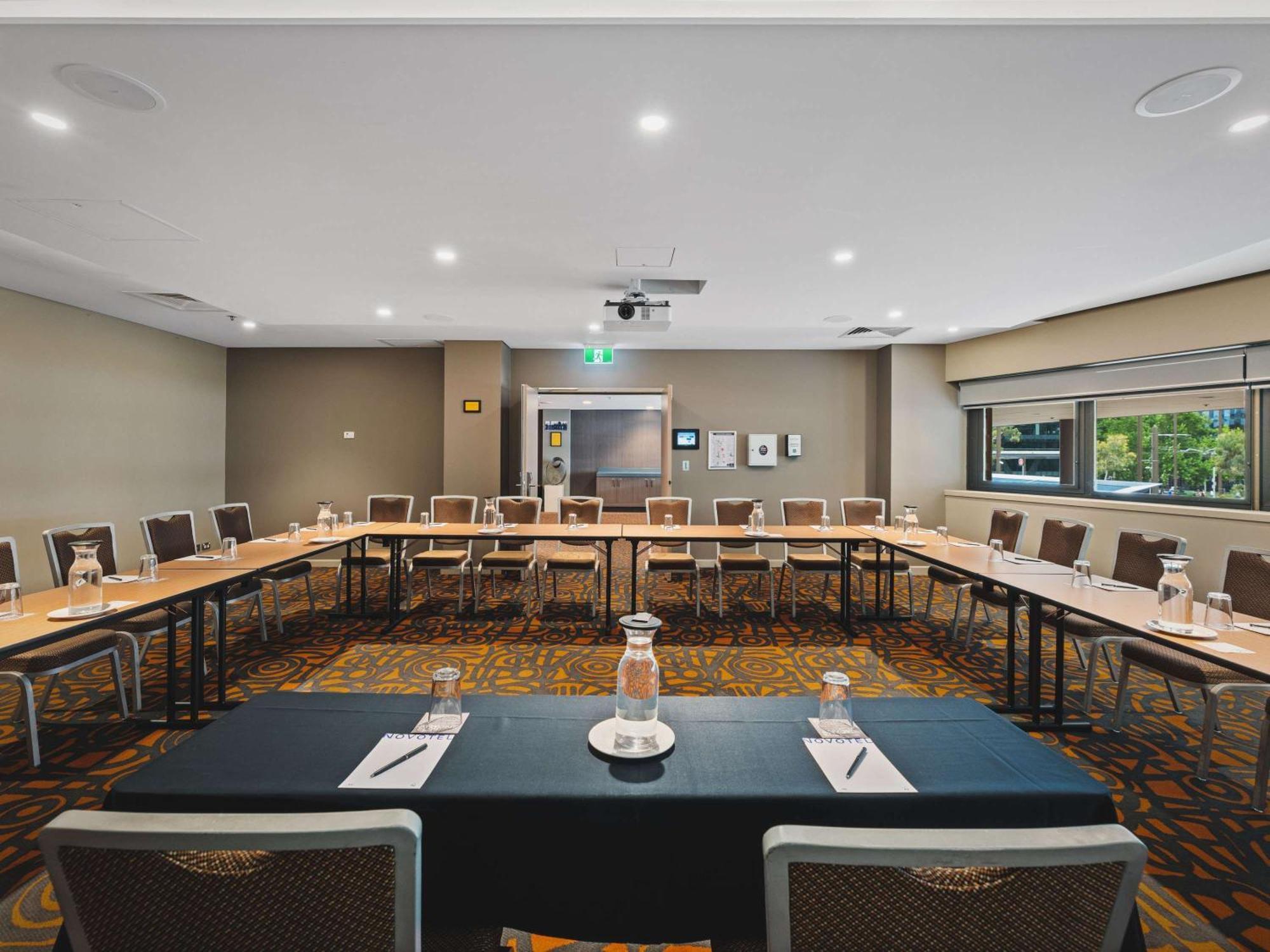 Novotel Canberra Exterior foto