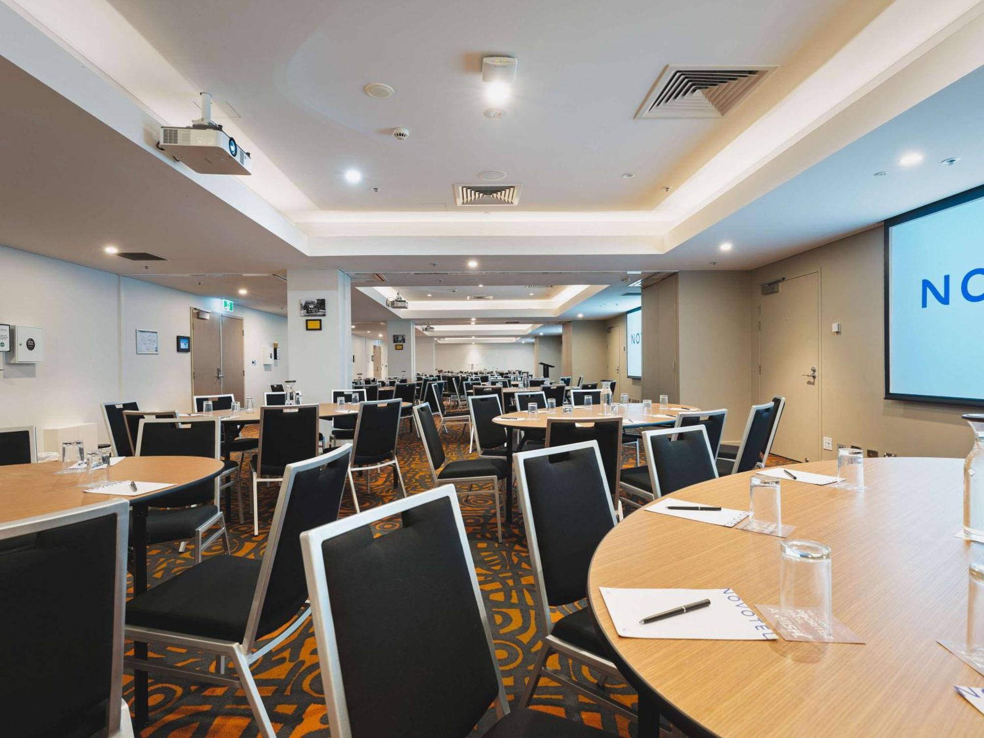 Novotel Canberra Exterior foto