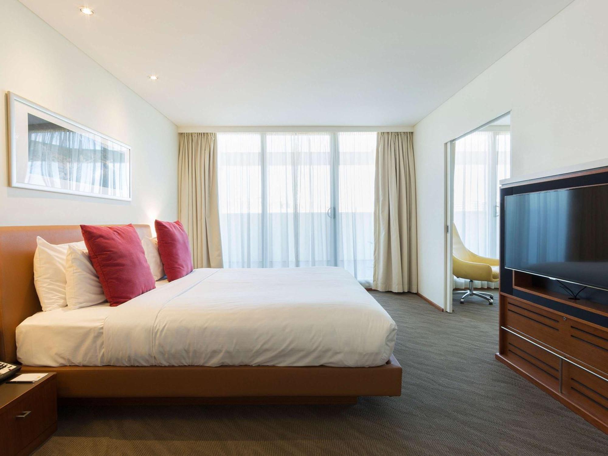 Novotel Canberra Exterior foto